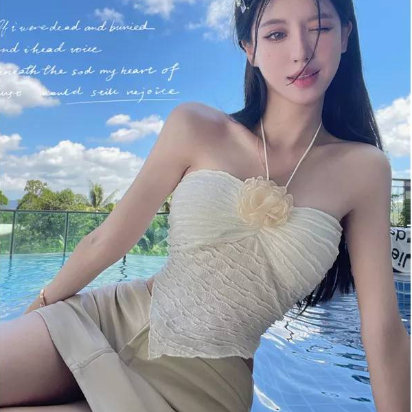 diary(bratop2248)เสื้อเกาะอก jisoo flowerดีเทลสายห้อยคอ สม็อคหลัง แต่งดอกใหญ่หน้าอก ชายสามเหลี่ยม รัดรูป