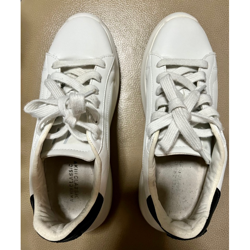รองเท้า AKIII CLASSIC หนังสีขาว Z.7/37/25 ราคา 240บาท