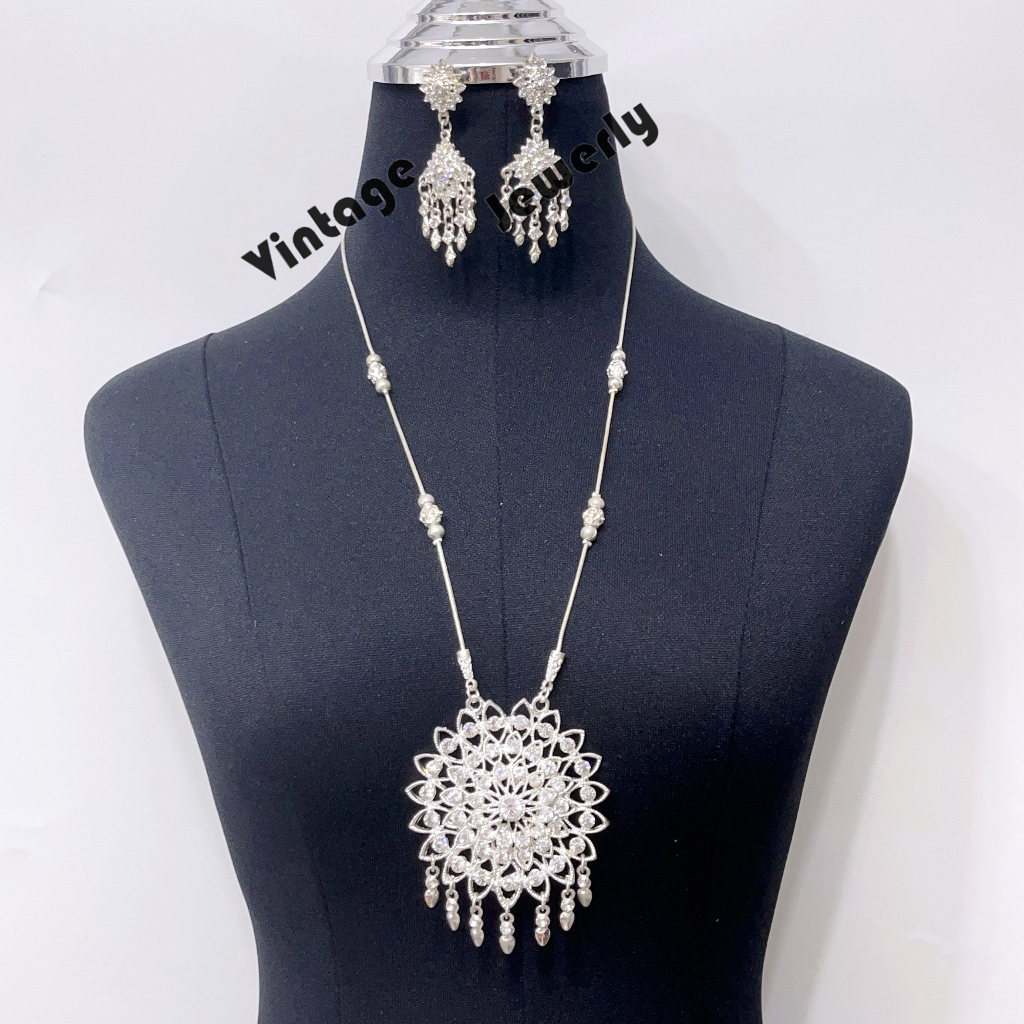 Vintage jewelryขายราคาต่ำรวมทั้งสร้อยคอและต่างหูหนีบเครื่องประดับไทย เครื่องประดับชุดไทยประยุกต์ ดอกกุหลาบสีทอง