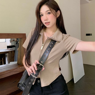 พร้อมส่ง เสื้อยืดทรงPoloคอปกแขนสั้นสีน้ำตาล ทรงเข้ารูป ทรงครอป ดีเทลมีซิปรูดทั้งด้านบนและด้านล่าง ผ้าคอตตอนยืดหนา