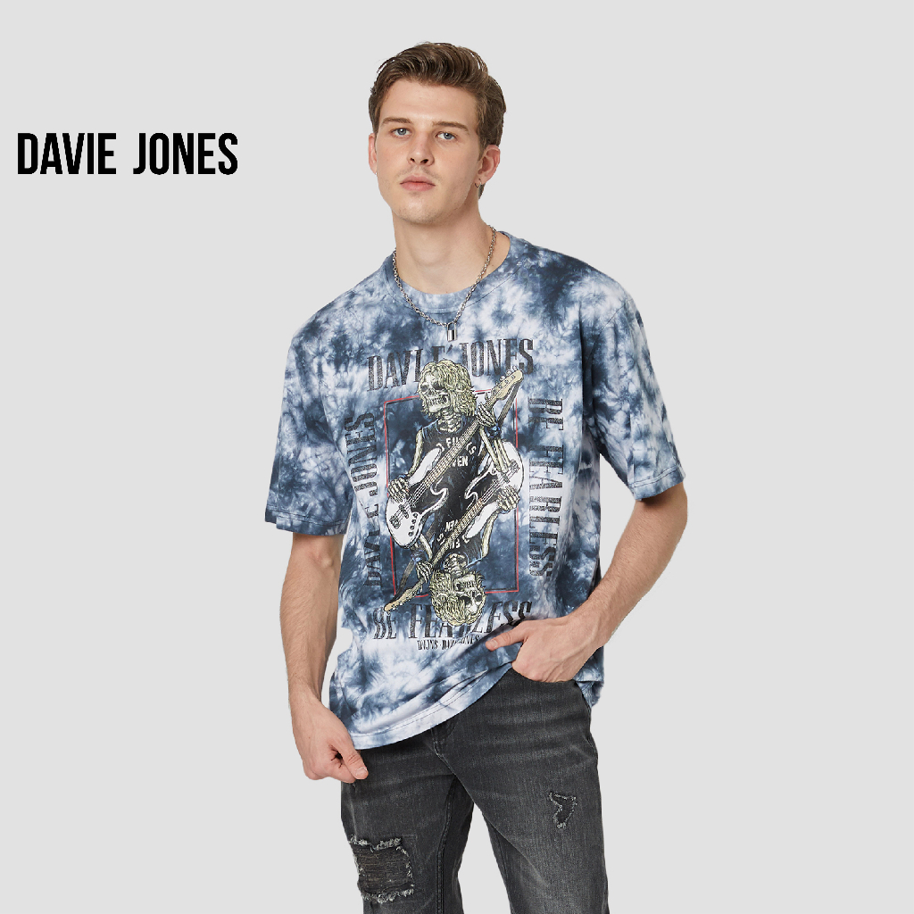 DAVIE JONES เสื้อยืด มัดย้อม พิมพ์ลาย Graphic Tie-Dye Oversize T-Shirt WA0136 MX สีน้ำเงิน