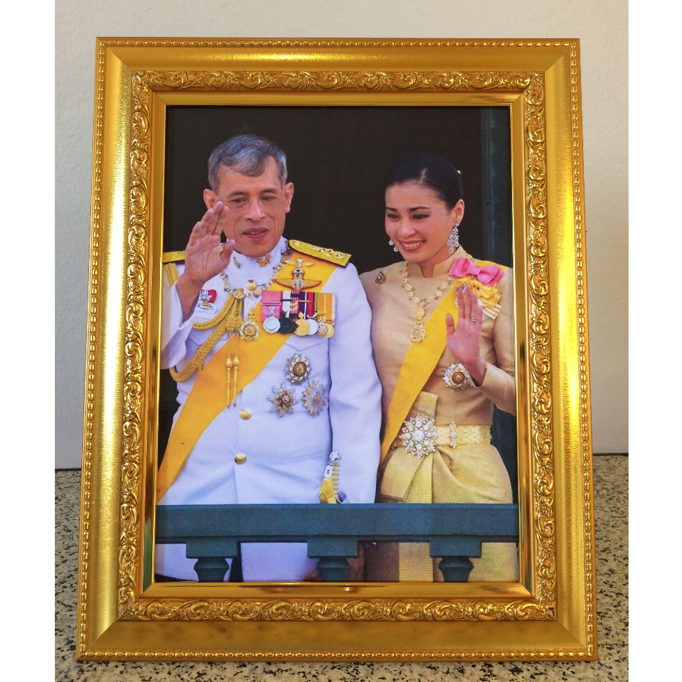 รูปรัชกาลที่9 ขนาด 8*10นิ้ว  เสริมฮวงจุ้ย เจริญรุ่งเรือง เสริมโชคลาภ ขึ้นบ้านใหม่ หน้าที่การงาน มั่ง มี ศรี สุข