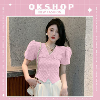 QKshop  สินค้าแนะนำ 🛒💨เสื้อผ้าแฟชั่นสำหรับสุภาพสตรีเสื้อแฟชั่นสำหรับผู้หญิง เสื้อคอวีแขนสั้นกระดุมหน้าแขนตุ๊กตา ทรงน่ารั