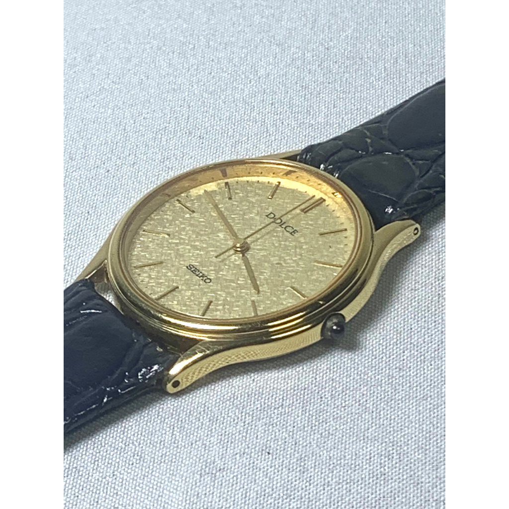 SEIKO DOLCE 8N41-6060นาฬิกาควอทซ์จากญี่ปุ่นเรือนชุบทอง30ไมครอนและหน้าปัดทองsnow flakesสวยกระจกคริสตัลแซฟไฟร์มือสองสภาพดี