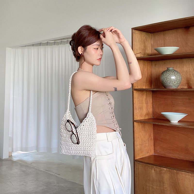 Lotสุดท้าย พร้อมส่ง..กระเป๋าเชือกถัก สะพายไหล่ ใบเล็กทรงวี สวยเก๋ มี3สี