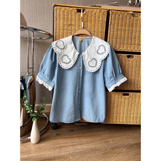 Bleached denim shirt with perforated lace collarกรี๊ดดสลบคร่ารุ่นนี้งานมาใหม่แพทเทิ้นเป๊ะเสื้อยีนส์ฟอกสีสวย