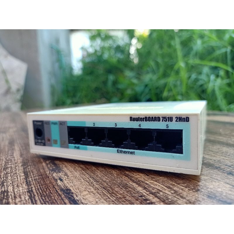 Mikrotik RouterBoard RB-751U-2HnD ROS Lv.4 Ram 32MB พร้อม WIreless มาตรฐาน N ย่าน 2.4GHz กำลังส่ง 1W