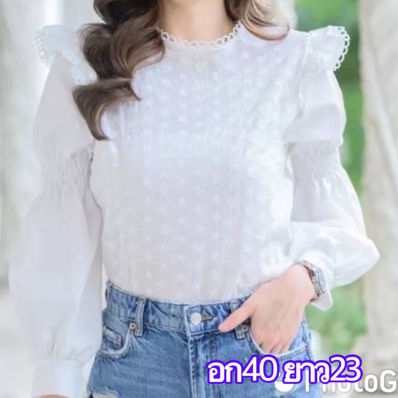 เสื้อขาวผ้าทีซีแต่งฉลุลายดอกข้างหน้าตรงหัวแขนมีระบายสวยงามมาก