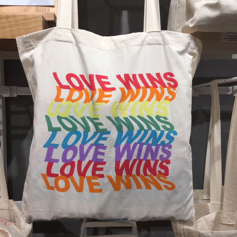 ( พร้อมส่ง ) กระเป๋าผ้า Cotton On ลาย Love Wins Rainbow 🌈