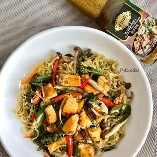 บายศรี ซอสผัดขี้เมา 300 มล. / BYSRI Thai Spicy Stir Fry Sauce 300 ml.