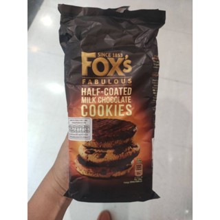 Foxs Half Coated Milk Chocolate 175g. คุกกี้รวมรสนม ผสมชิ้นช็อคโกแลต และราดหน้าด้วยช็อคโกแลตนม 175กรัม