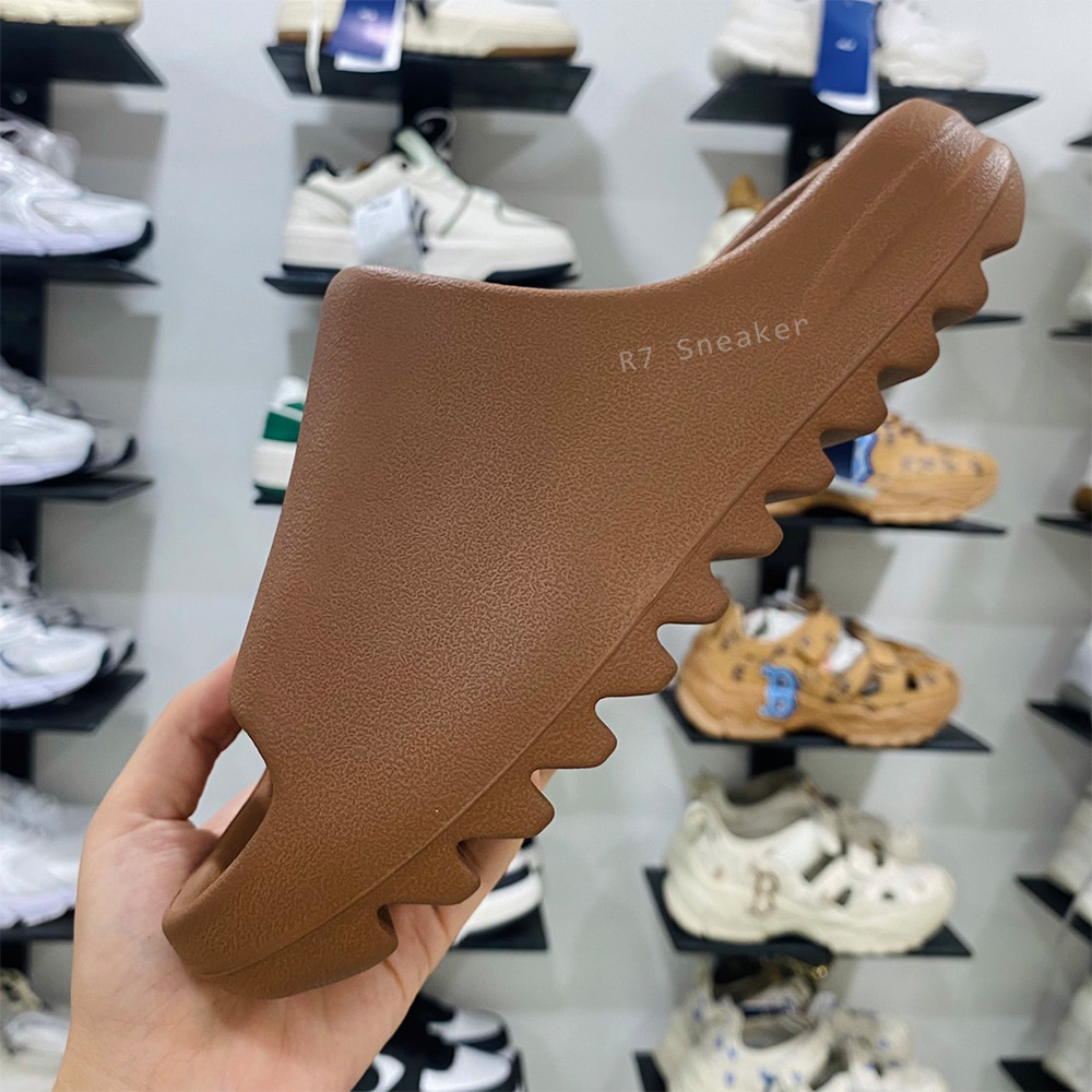 🔥YZY Slide Sandals🔥รองเท้าแตะชายหญิง Yeezy Slide เทียบงาน 1:1 พื้นนุ่มใส่สบาย【พร้อมส่ง💯/ รุ่นนี้ใส่ไซส์ปกติ】