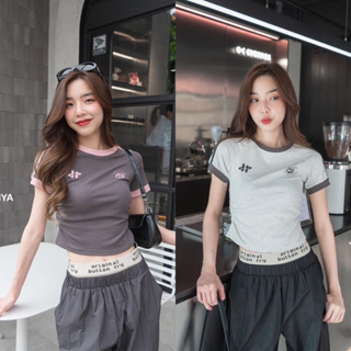 🖤✨New Collection  Sport top🖤✨เสื้อครอปแขนสั้น แต่งยางยืดตรงเอวทั้ง2ข้าง งานปักตรงไหล่ สกรีนอกเล็กๆ(งานป้ายJARINYA)✨