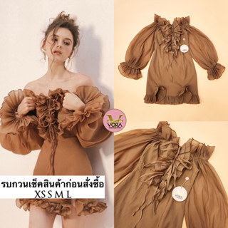 Dress สั้นปาดไหล่ แขนพองยาว สม็อคบานปลายแขน จับจีบระบายรอบไหล่และช่วงอกด้านหน้า แต่งผูกเชือก เอวเข้ารูป ชายกระโปรงแต่งระ