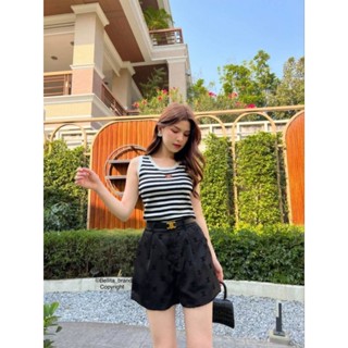 : เซ็ทกางเกงขาสั้นสีขาวดำ 3 ชิ้น เสื้อคอกลมแขนกุด ลายคาด ผ้ายืดใส่สบาย