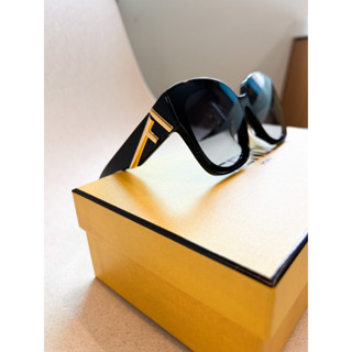 Fendi First Oversized Sunglasses FE40098F