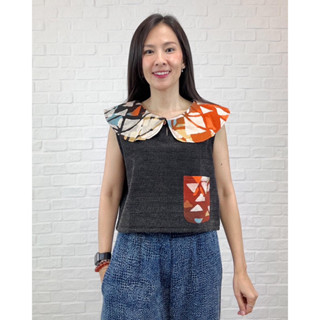 เสื้อแขนกุดผ้าเกร็ดเต่าสโตน ปกบัวใหญ่แต่งปกและกระเป๋าด้วยผ้าฝ้ายวาดมือ งานแฮนด์เมด(hand-crafted)