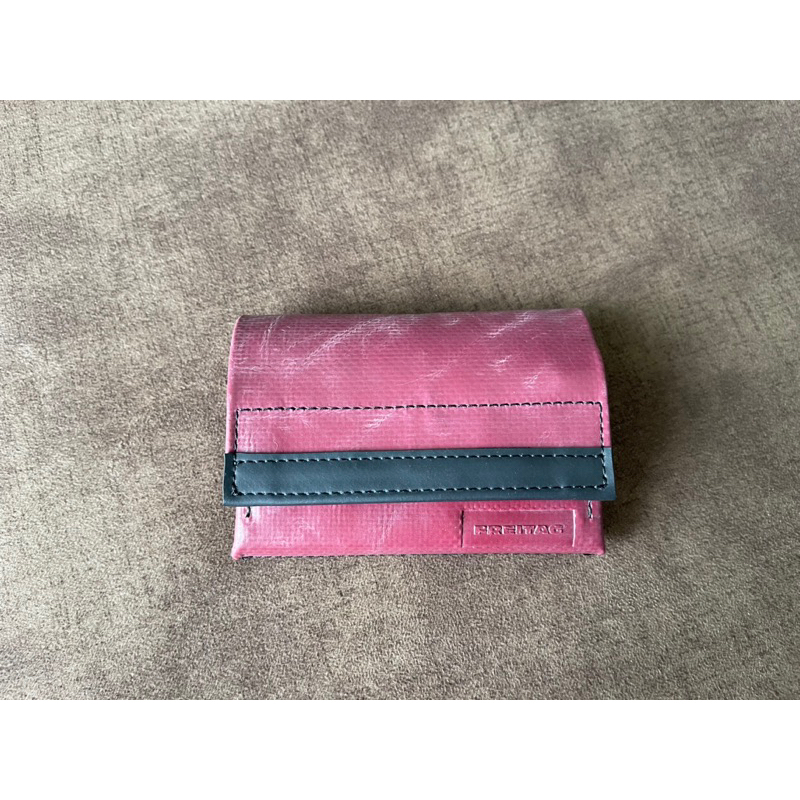 Freitag F50 E.T. กระเป๋าสตางค์ มือ 1 สีเลือดหมูเฟดสวยๆเลย