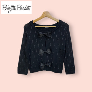 เสื้อ Baigitte Bardot ผ้านิตอย่างดี ไซด์ -  M   อก 38-40 ยาว 20 นิ้ว เสื้อคลุมทรงสวยน่ารักมาก แต่งโบว์ทั้งตัวสวยมาก