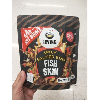 Irvins Hot  Boom Spicy Salted Egg Fish Skin 105 g.หนังปลาทอดกรอบเคลือบไข่เค็ม 105 กรัม