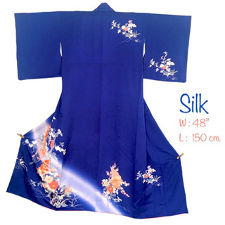 Kimono Japan ชุดกิโมโนญี่ปุ่น (สีน้ำเงินเข้ม ลายดอกไม้ ผ้าไหมญี่ปุ่น มีซับรองคอ)