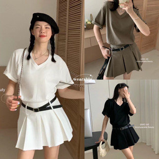 พร้อมส่ง | 𝐖𝐆.𝐖𝐄🇰🇷 เซต2ชิ้น เสื้อคอวีคู่กับกระโปรงพลีทมีซับในขาสั้น (แถมเข็มขัด)