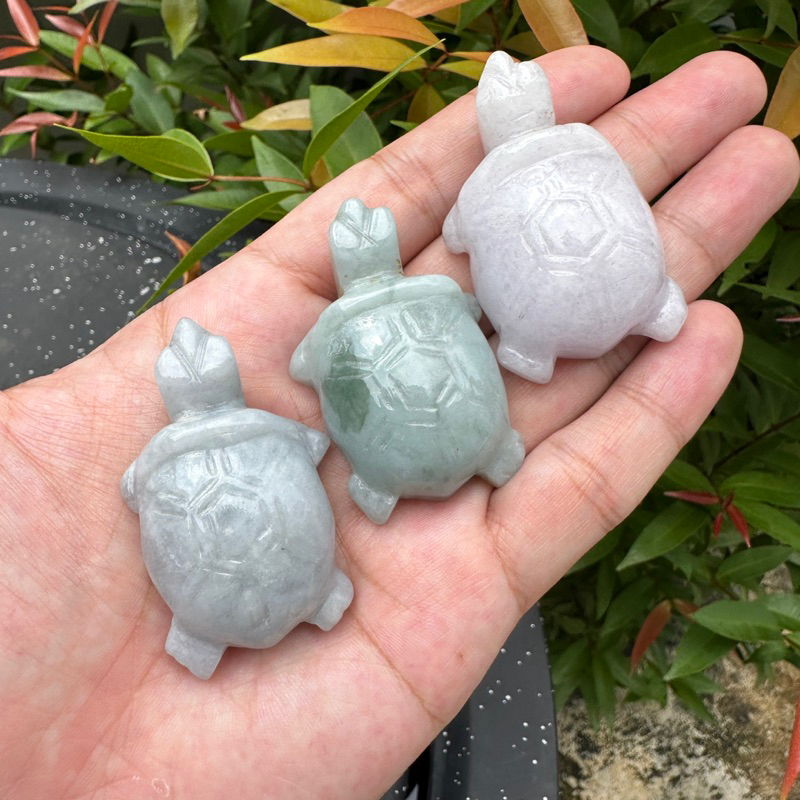 2-R-9 เต่าหยก เต่ามงคล หยกพม่า แกะสลักมือ ขนาด 3*3.5 cm โดยประมาณ เสริมฮวงจุ้ย เสริมฮ้วงจุ้ยโตะทำงาน เสริมดวง หยกแท้100%