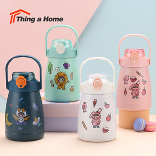 Thing a Home กระบอกน้ำพลาสติกแบบพกพา มีสายสะพาย ใช้งานง่าย สีพาสเทล น่ารัก ขนาด 1100 ml  🌈🌈แถมสติ๊กเกอร์ฟรี🌈🌈