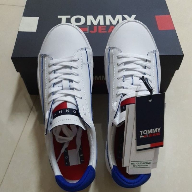 Tommy Hilfiger รองเท้าผ้าใบ รุ่น EM0EM01019 YBR - สีขาว