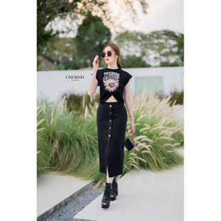 สุดชิค เสื้อT-shirt  พิมพ์ลายกราฟฟิกคมชัด แต่งปมช่วงเอว แมทช์กระโปรงผ้าทวิต