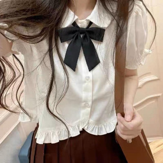 maoziicute🧸[พร้อมส่ง]เสื้อสีขาวคอบัวชายเสื้อระบาย(A24)