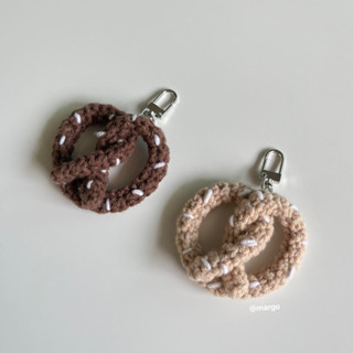 Pretzel keychain 🥨 พวงกุญแจเพรทเซลไหมพรม🥨🧶พร้อมส่ง📍