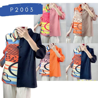 Pleatbynisa P2003 เสื้ออัดพลีทคอปก กระดุมผ่าหน้า แต่งลายกราฟฟิกสีสันสดใส ทรงสวย เนื้อผ้าคุณภาพ polyester100%