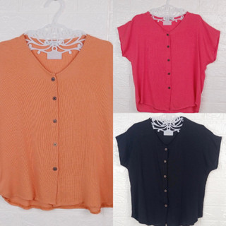 เสื้อยืด คอวี แขนสั้น ผ้าฝ้ายญี่ปุ่น แต่งกระดุมหน้า มี 3 สี