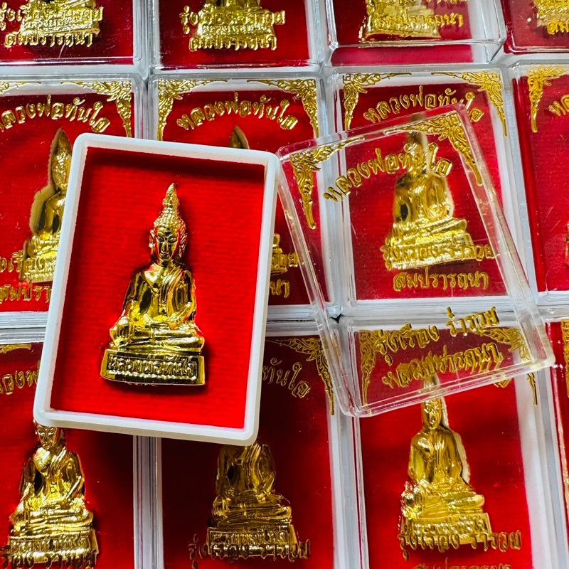 หลวงพ่อทันใจ รุ่นรุ่งเรือง ร่ำรวย สมปราถนา บรรจุกล่องกำมะหยี่สีแดงอย่างดี