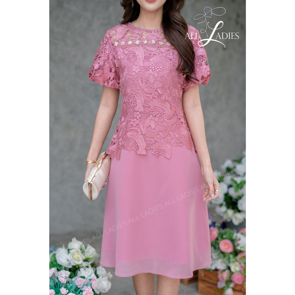 All Ladies เดรสลูกไม้อกมุกดีไซน์เก๋คะ เป็นเดรสชีฟองคลุมเสื้อลูกไม้ ยอดนิยมมากนะคะ สวยหวานสุภาพคะ มีซับในไม่บาง - รูปที่ 4