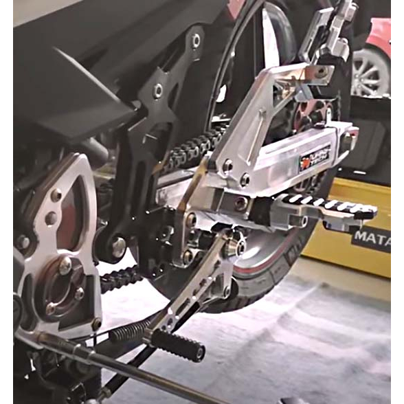 FAKIE ขาเหยียบพักเท้า L/R รุ่น YAMAHA EXCITER150 EXCITER155 ขาพักเท้าหลัง วัสดุอลูมิเนียม วางเท้าสบาย กัดลายกันลื่น - รูปที่ 4