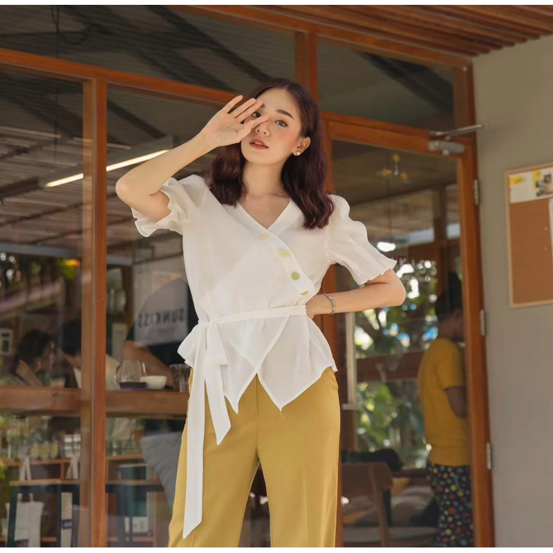 Used เสื้อเชิ้ตแขนสั้นผูกเอว Dailysquad