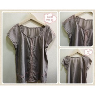 (E42) เสื้อสีเทา​ แต่งลูกไม้ถัก​ ผ้าใส่สบาย​ อก​ 38 นิ้ว​ ยาว​ 24 นิ้ว​