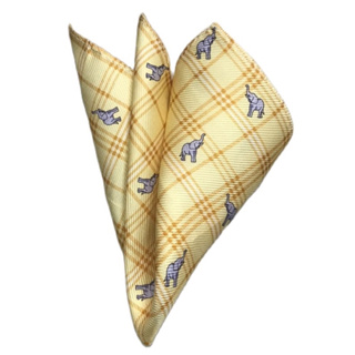 ผ้าเช็ดหน้า ( Pocket Square )ลายช้างเป็นผ้าไหม สีเหลืองใส่กระเป๋าสูท   ขนาด 21 X 21 cm