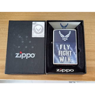 ZIPPO 29383 US AIR FORCE  FLY FIGHT WIN  STREET CHROME COLOR IMAGE   สีเงินผิวโครเมี่ยมลายแบบสกรีน  ผลิตปี2018 ของใหม่