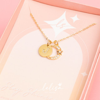 [Code: ‘KBKQR ลด 130.-] LELISA - Golden Luna Necklace - สร้อยพระจันทร์เสี้ยวตัวอักษรสแตนเลสสีทองประดับคริสตัล