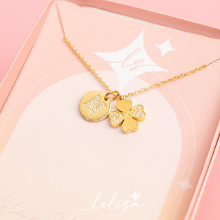 [Code: ‘KBKQR ลด 130.-] LELISA - Golden Crystal Clover Necklace - สร้อยโคลเวอร์คริสตัลพร้อมจี้ตัวอักษรสแตนเลสสีทอง