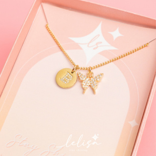 [Code: ‘KBKQR ลด 130.-] LELISA - Golden Butterfly Necklace - สร้อยผีเสื้อพร้อมจี้ตัวอักษรสแตนเลสสีทองประดับคริสตัล