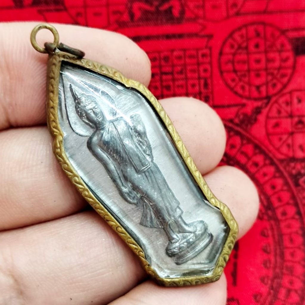 พระพุทธลีลาประทานพร 2500 ปี 25 พุทธศตวรรษ เนื้อตะกั่วชิน เลี่ยมกรอบทองแบบเก่าๆ ผู้ใดมีไว้บูชาพุทธคุณ