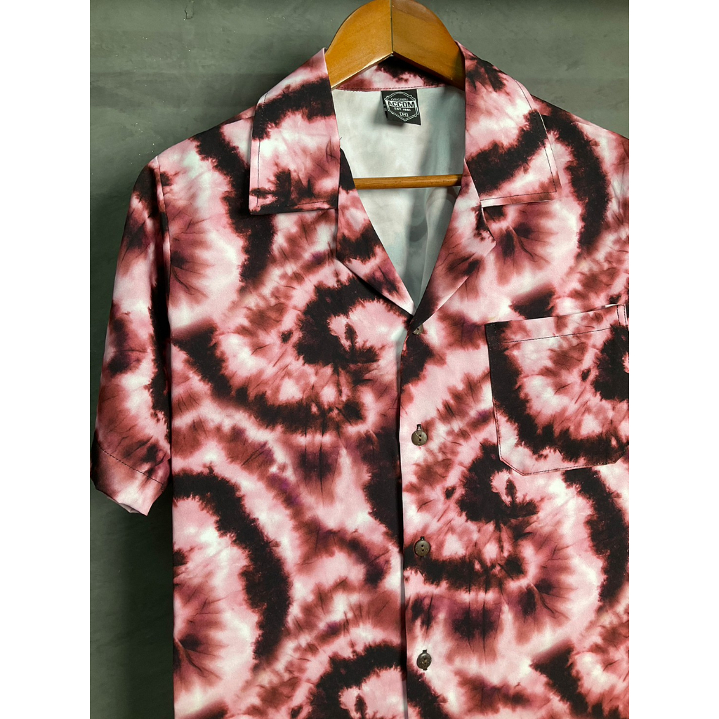 ✅พร้อมส่งจากไทย✅ ลาย สุดชิค คลู เสื้อคู่ เสื้อทีม ใส่เที่ยว เนื้อผ้าพริ้ว เสื้อฮาวาย ผ้าไหมอิตาลี ลายมัดย้อมชมพู H042 - รูปที่ 2