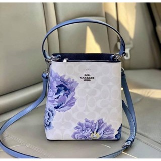 👜🥳กระเป๋าทรงสวย ลายสวยมากกก👜NEW COACH SMALL TOWN BUCKET BAG IN SIGNATURE CANVAS WITH KAFFE FASSETT PRINT