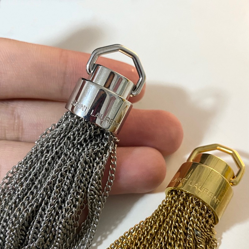 พู่ประดับกระเป๋า ysl ของแท้ • ysl tassel ใช้เป็นพวงกุญแจได้ ร้านไทยได้ของภายใน 2-3 วัน saint laurent ไม่มีห่วง