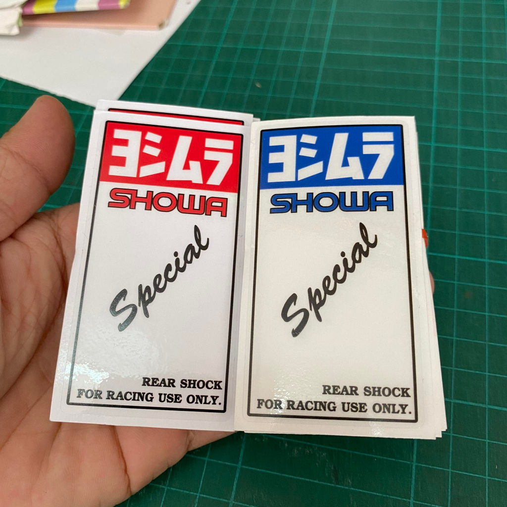 สติกเกอร์ SHOWA special (โชวาตัวสเปเชียล) สำหรับแปะกระป๋องโช๊คแก๊ส  มี3สีให้เลือกสีแดง น้ำเงินส้มและดำ(เป็นคู่)
