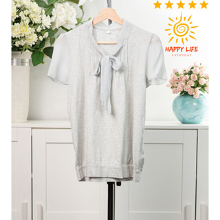 เสื้อมือสอง  เสื้อคอกลมแขนสั้นปลายแขนชีฟองคอมัดโบว์ ผ้าคอตตอนยืดได้  ผ้านิ่มมากๆใส่สบาย สีเทาไซ้ส์L สินค้าสภาพดี สไลด์รู